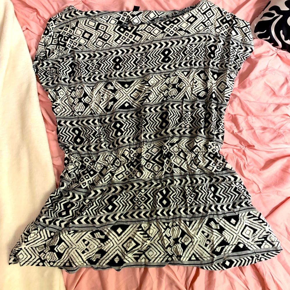 21 black and white patterned top
